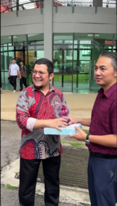 Pemberian buah tangan